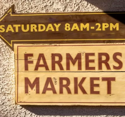 Farmer's Market sign
